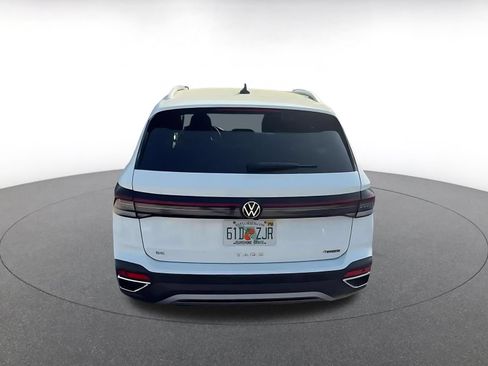 Used 2025 Volkswagen Taos SE AWD/4WD image 12