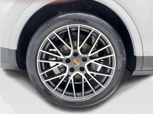 Used 2023 Porsche Cayenne Platinum Edition image 59