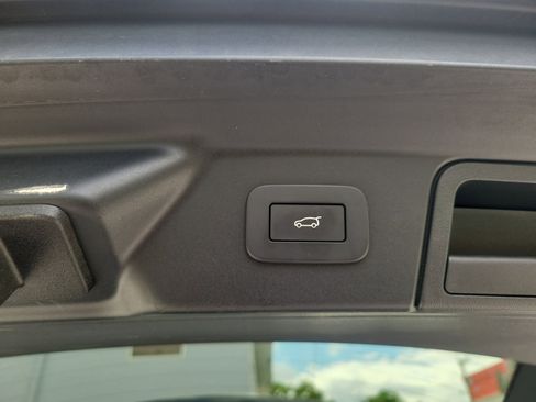 Used 2025 Land Rover Range Rover Velar Dynamic SE AWD/4WD image 9