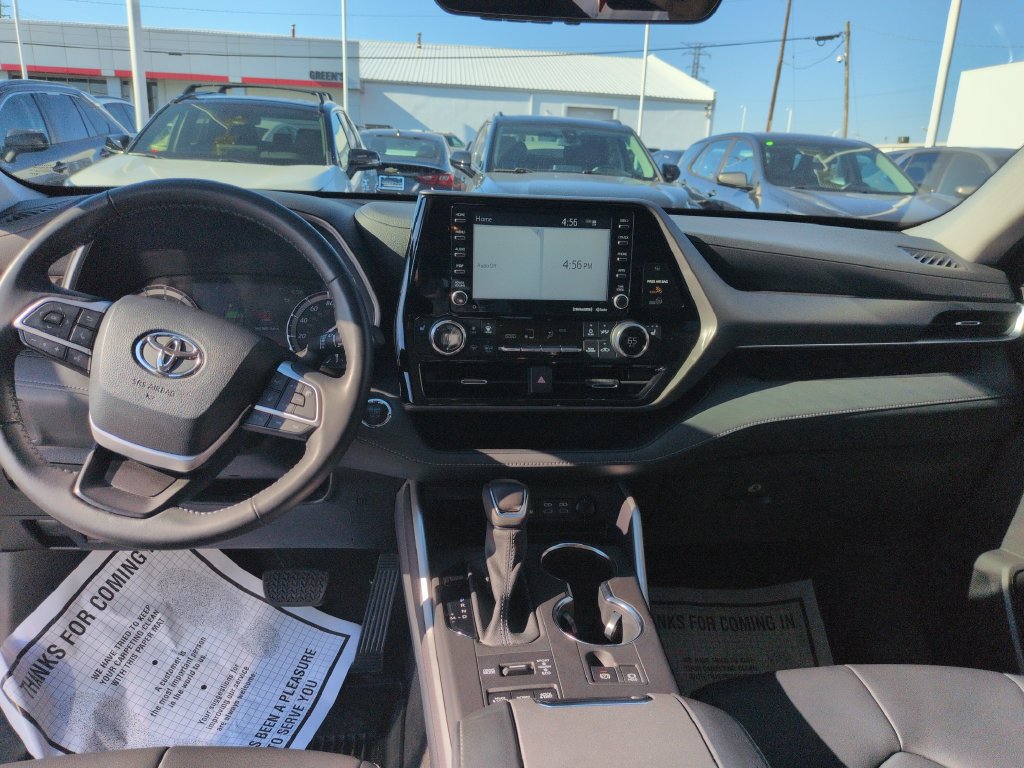 Used 2022 Toyota Highlander XLE AWD/4WD image 12