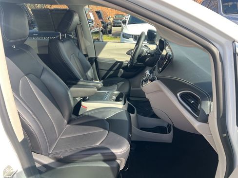 Used 2024 Chrysler Pacifica Select image 22