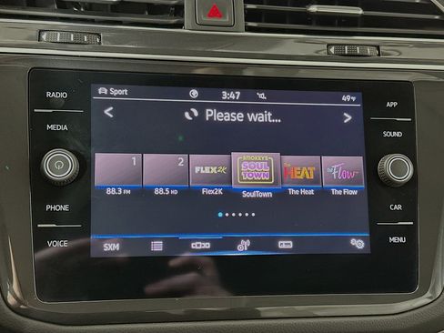 Used 2022 Volkswagen Tiguan SE w/ Panoramic Sunroof Package image 14