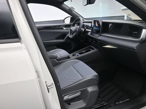 New 2026 Volkswagen Tiguan SE R-Line FWD image 31