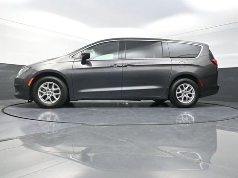 Used 2022 Chrysler Voyager LX image 25