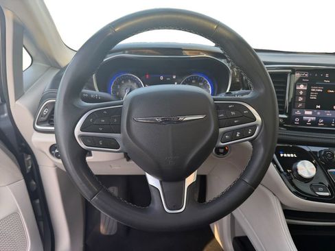 Used 2023 Chrysler Pacifica Limited image 12