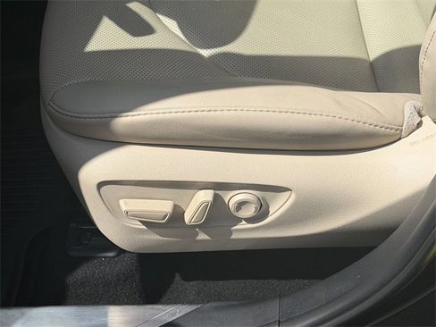 Used 2020 Toyota Highlander Limited image 23