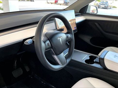 Used 2023 Tesla Model Y Long Range AWD/4WD image 17