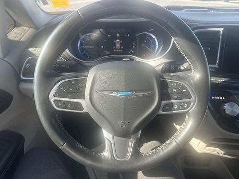 Used 2021 Chrysler Pacifica Touring-L image 21