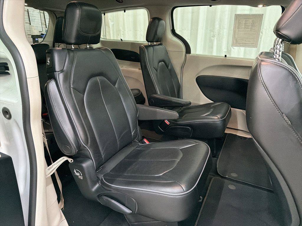 Used 2020 Chrysler Pacifica Limited FWD image 23