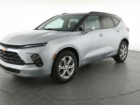Used 2025 Chevrolet Blazer LT image 3