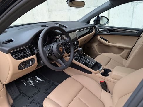 New 2025 Porsche Macan image 4