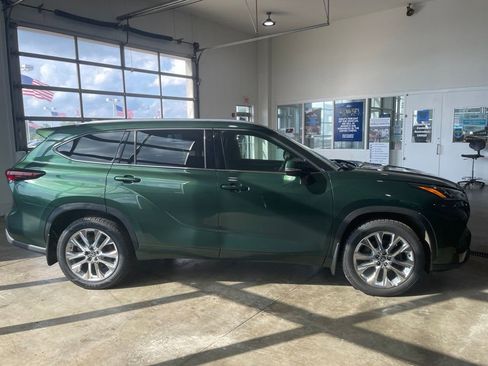 Used 2024 Toyota Highlander Limited AWD/4WD image 5