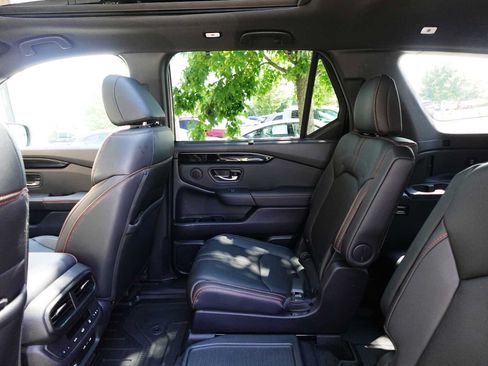 Used 2025 Honda Pilot TrailSport image 27