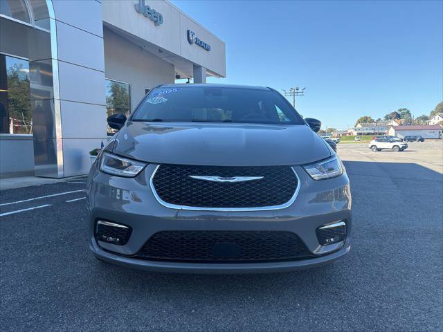 Certified 2025 Chrysler Pacifica Select AWD/4WD image 4
