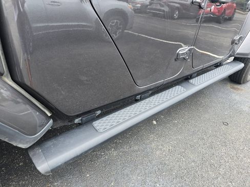 Used 2023 Jeep Gladiator Sport AWD/4WD image 11