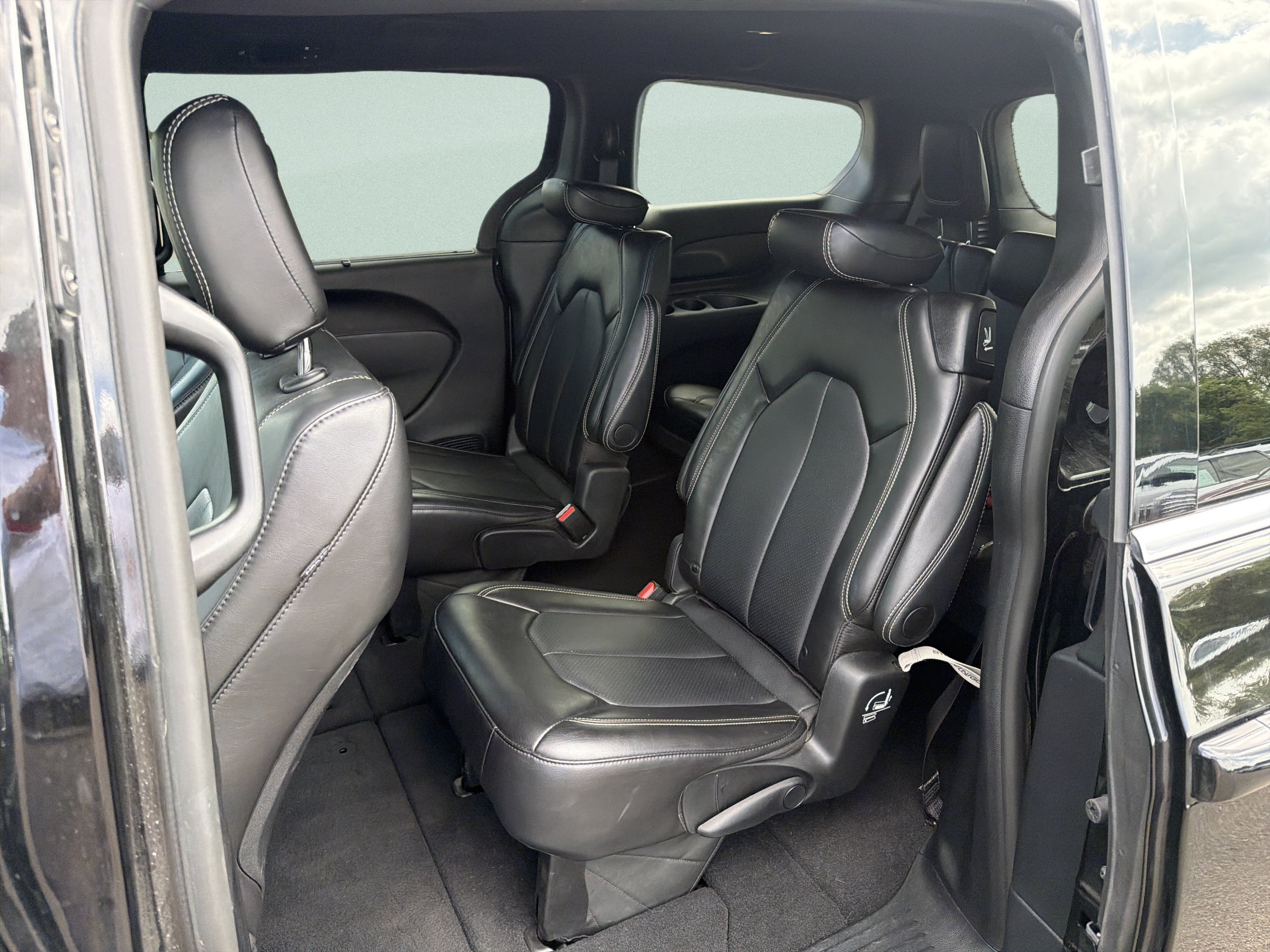 Used 2025 Chrysler Pacifica Select FWD image 23