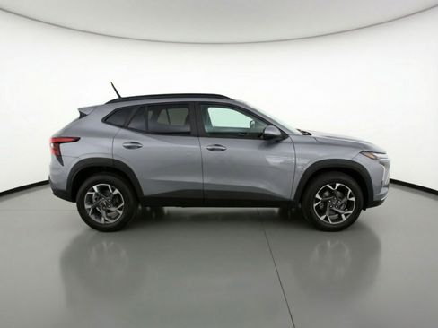 Used 2025 Chevrolet Trax LT FWD image 11