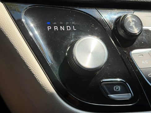 Used 2017 Chrysler Pacifica LX FWD image 16