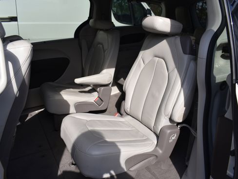 Used 2020 Chrysler Pacifica Touring-L Plus w/ Tire & Wheel Group image 29