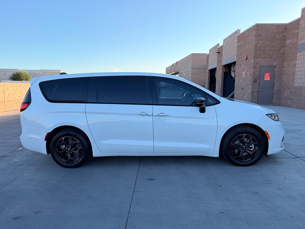 Used 2023 Chrysler Pacifica Limited w/ S Appearance Package FWD image 6