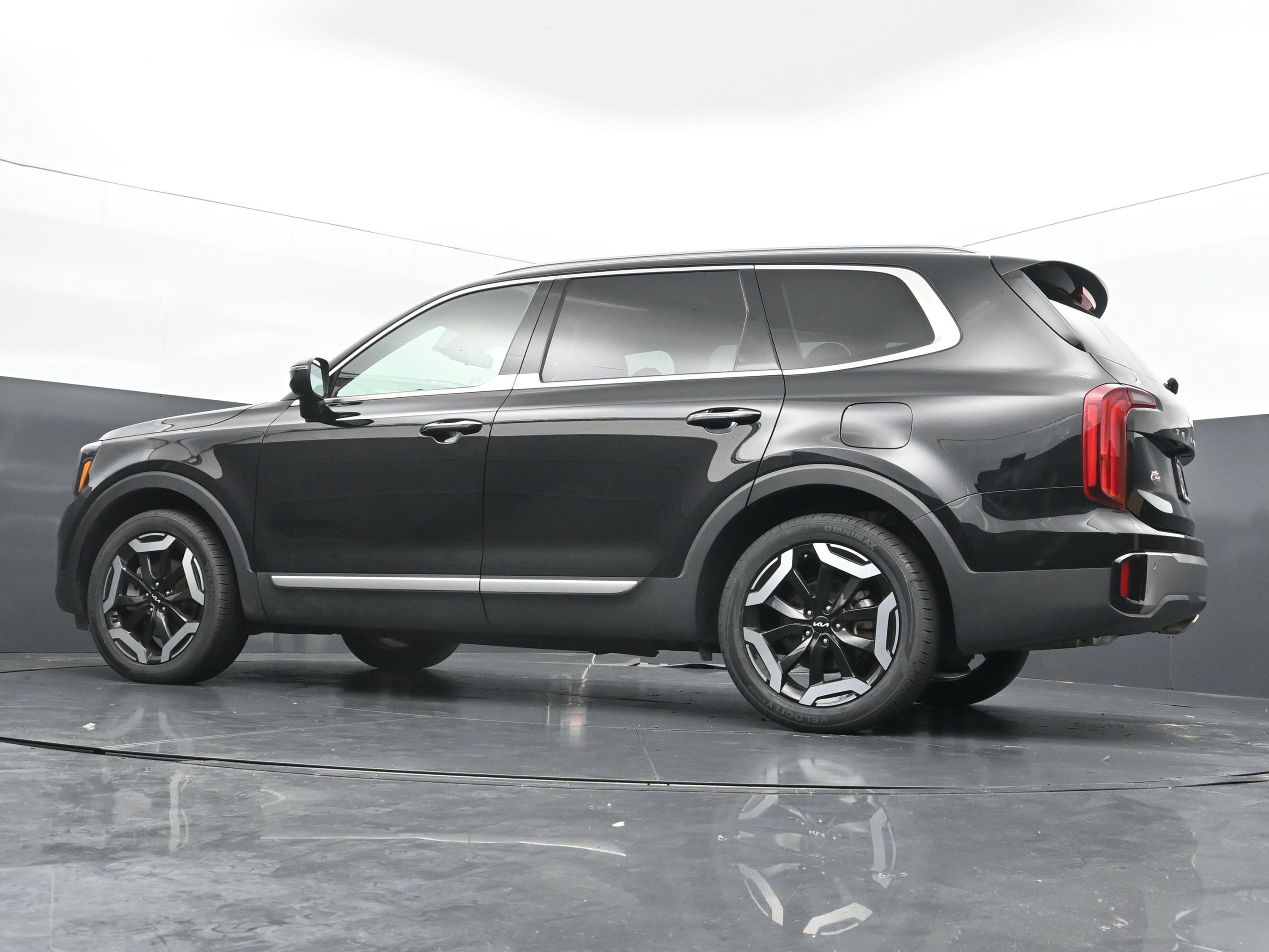 Used 2025 Kia Telluride S FWD image 37