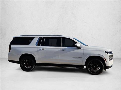Used 2025 Chevrolet Suburban LS AWD/4WD image 4