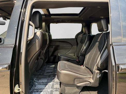Used 2025 Chrysler Pacifica Limited FWD image 37