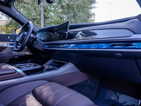Used 2024 BMW i7 eDrive50 image 23