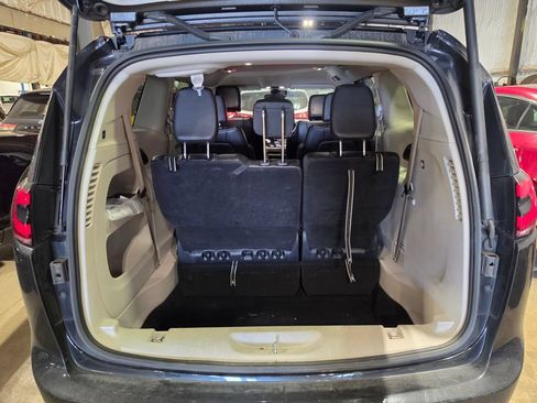 Used 2023 Chrysler Pacifica Touring-L FWD image 8