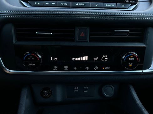 Used 2025 Nissan Rogue SV image 28