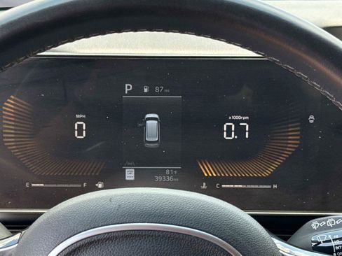 Used 2025 Kia Carnival FWD image 29