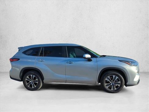 Used 2023 Toyota Highlander XLE FWD image 4