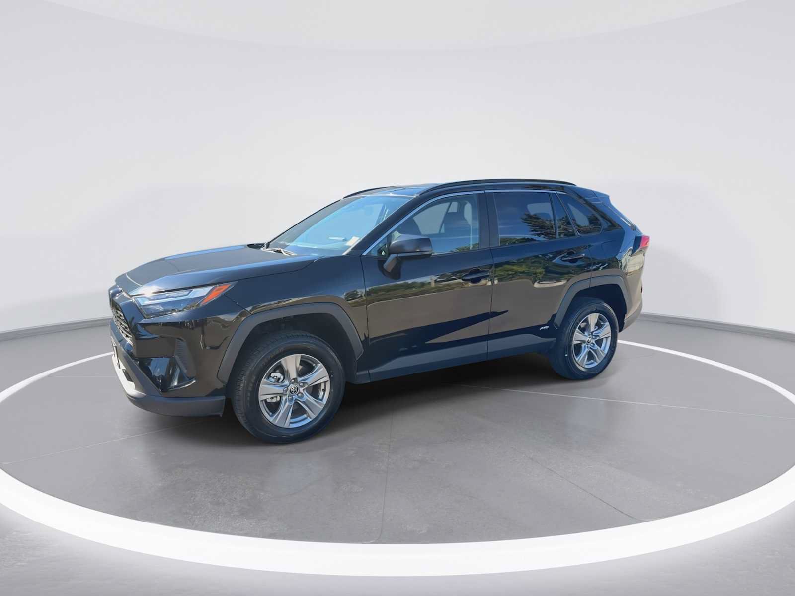 Certified 2025 Toyota RAV4 LE AWD/4WD image 4