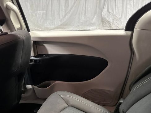 Used 2022 Chrysler Voyager LX FWD image 11