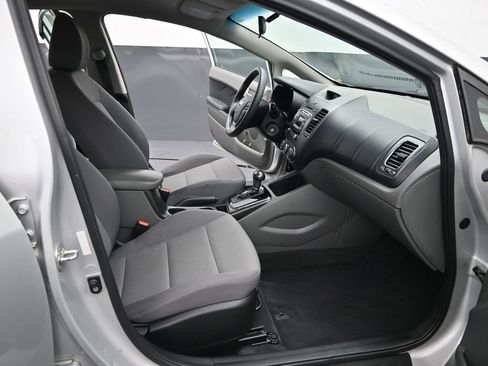 Used 2018 Kia Forte LX image 14