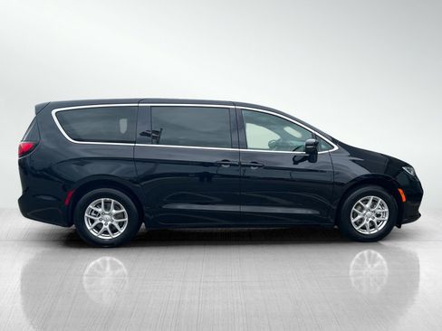 New 2026 Chrysler Pacifica Select image 4