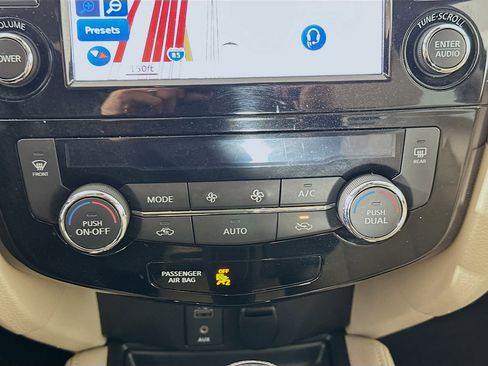 Used 2017 Nissan Rogue SL w/ SL Premium Package image 24