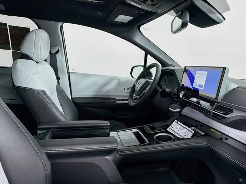 New 2026 Toyota Sienna XSE FWD image 33