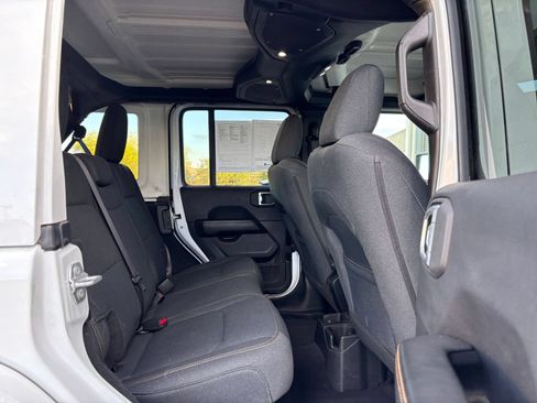 Used 2025 Jeep Wrangler Unlimited Sahara AWD/4WD image 25