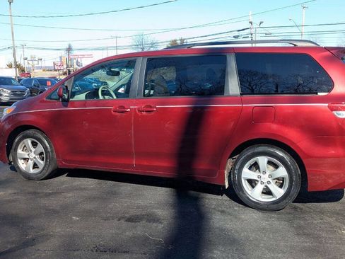 Used 2011 Toyota Sienna LE w/ Towing Pkg image 18