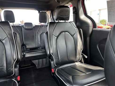 Used 2025 Chrysler Pacifica Limited FWD image 14