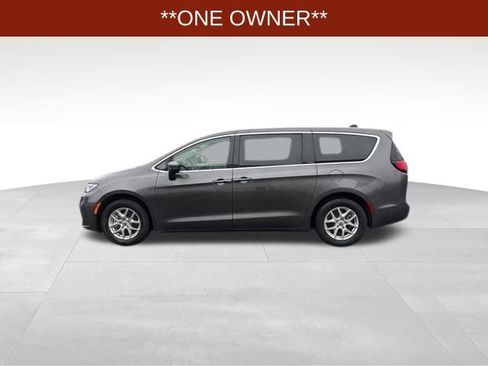 Used 2023 Chrysler Pacifica Touring-L image 4