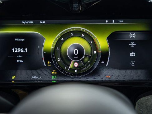 Used 2025 Aston Martin V8 Vantage Coupe RWD image 39