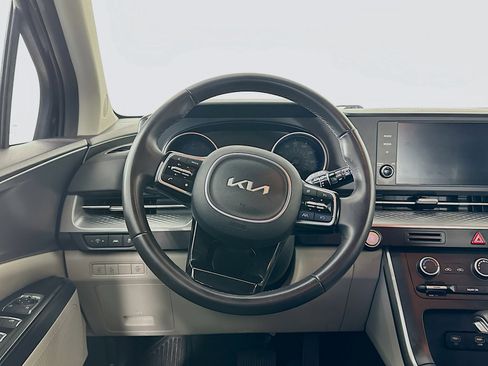 Used 2024 Kia Carnival LX image 18