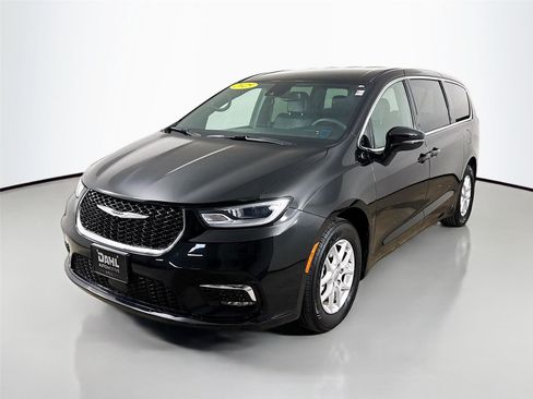 Used 2025 Chrysler Pacifica Select image 4