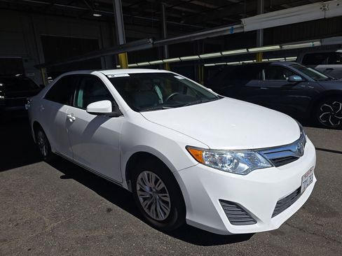 Used 2014 Toyota Camry LE FWD image 3