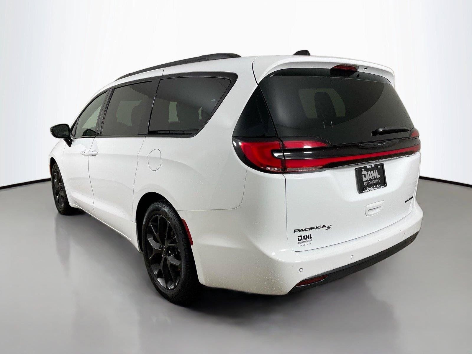 Used 2025 Chrysler Pacifica Limited FWD image 10