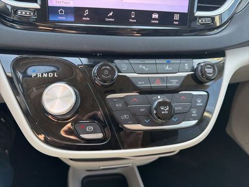 Used 2023 Chrysler Pacifica Touring-L image 19