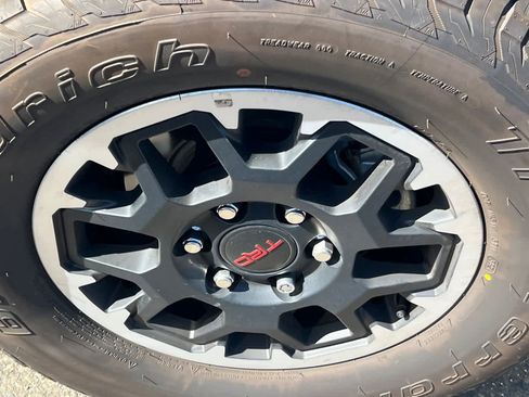 Certified 2024 Toyota Tacoma TRD Off-Road AWD/4WD image 22