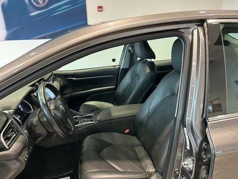 Used 2019 Toyota Camry XLE w/ Sunroof Package image 15